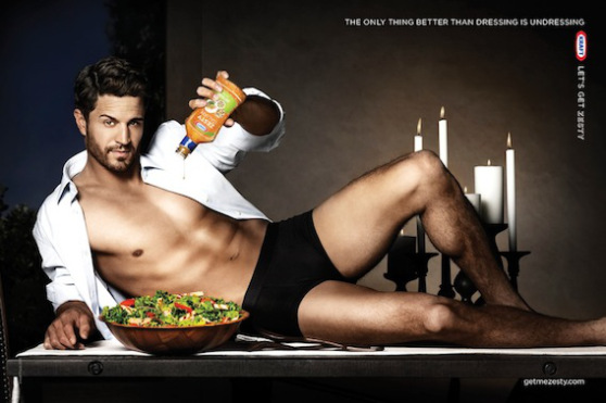 Comer ensalada puede ser masculino y sexy ¿Quién dijo que sólo era comida para mujeres y conejos?