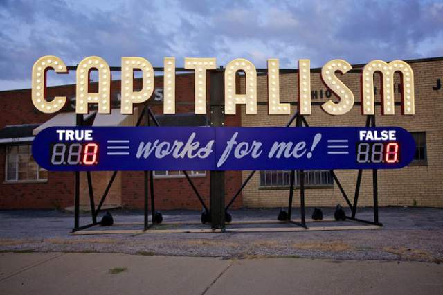 Tomado de: 2 / 2 Steve Lambert, Capitalism Works for Me! (True/False) https://www.artsadmin.co.uk/projects/2-degrees-festival